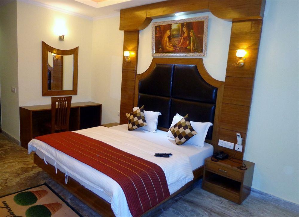Hotel Castle Blue New Delhi Near Igi Airport Exteriör bild