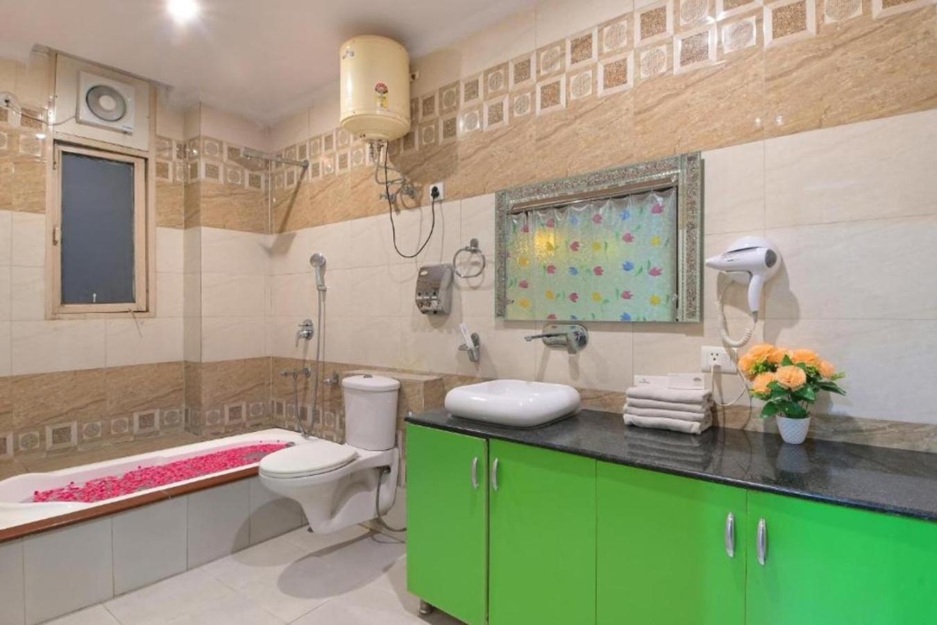 Hotel Castle Blue New Delhi Near Igi Airport Exteriör bild