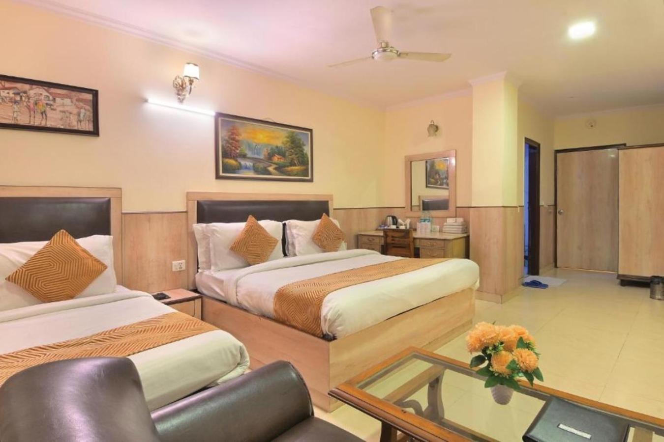Hotel Castle Blue New Delhi Near Igi Airport Exteriör bild