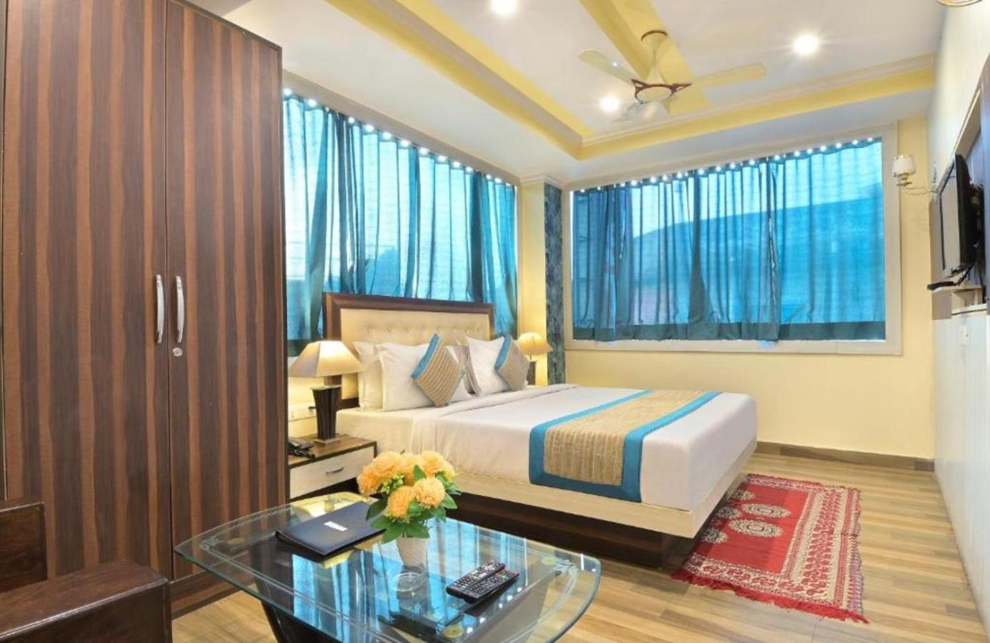 Hotel Castle Blue New Delhi Near Igi Airport Exteriör bild