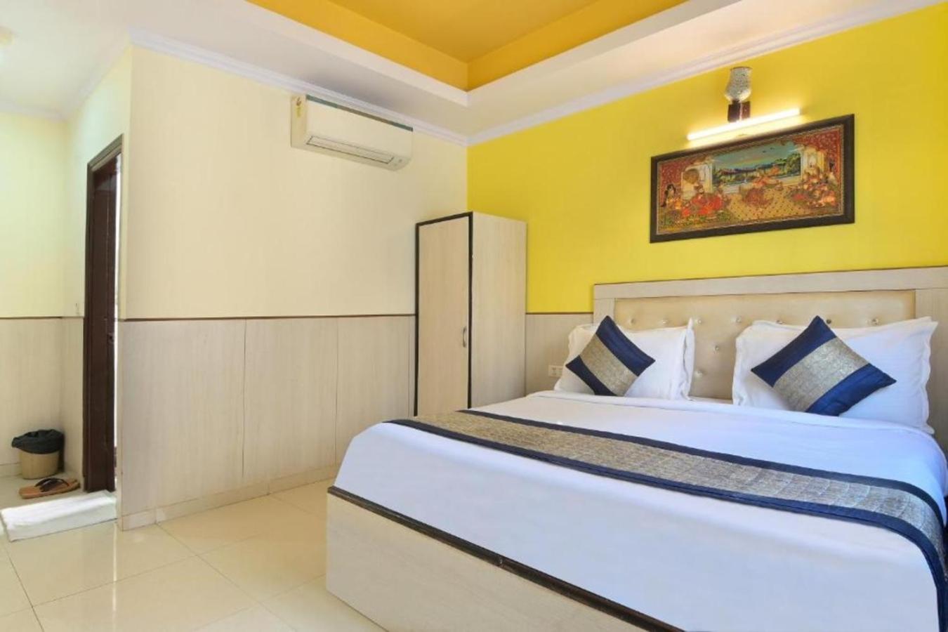 Hotel Castle Blue New Delhi Near Igi Airport Exteriör bild