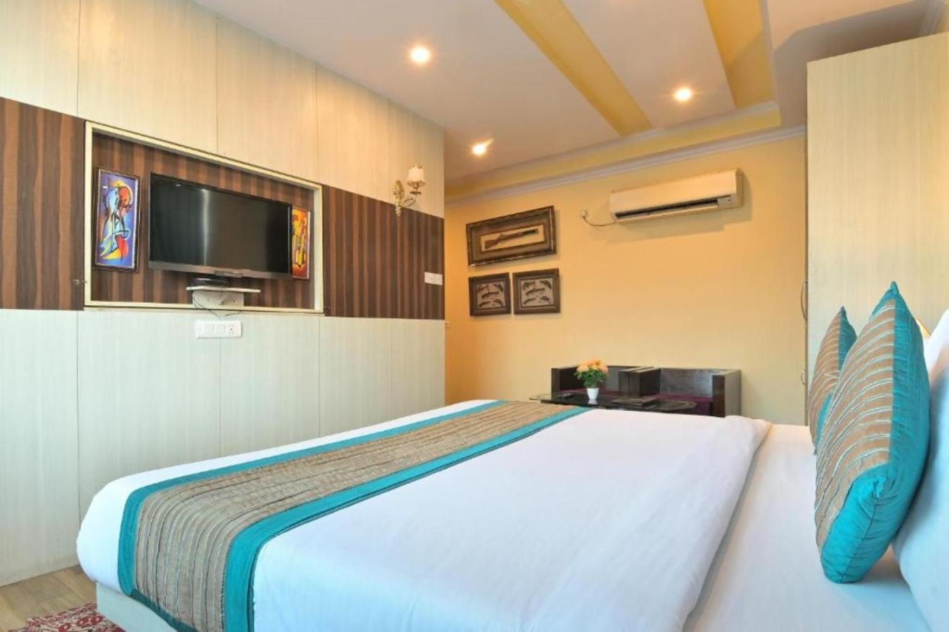 Hotel Castle Blue New Delhi Near Igi Airport Exteriör bild