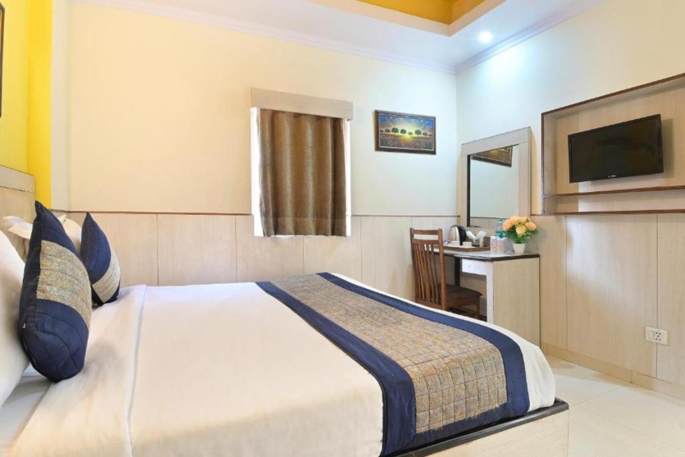 Hotel Castle Blue New Delhi Near Igi Airport Exteriör bild