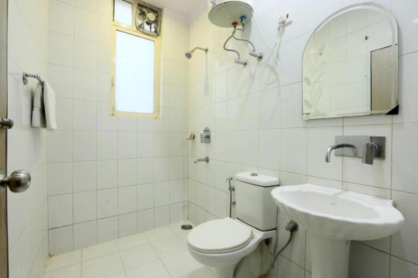 Hotel Castle Blue New Delhi Near Igi Airport Exteriör bild