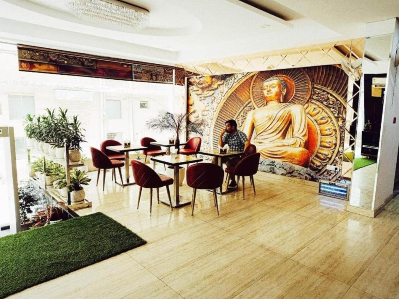 Hotel Castle Blue New Delhi Near Igi Airport Exteriör bild