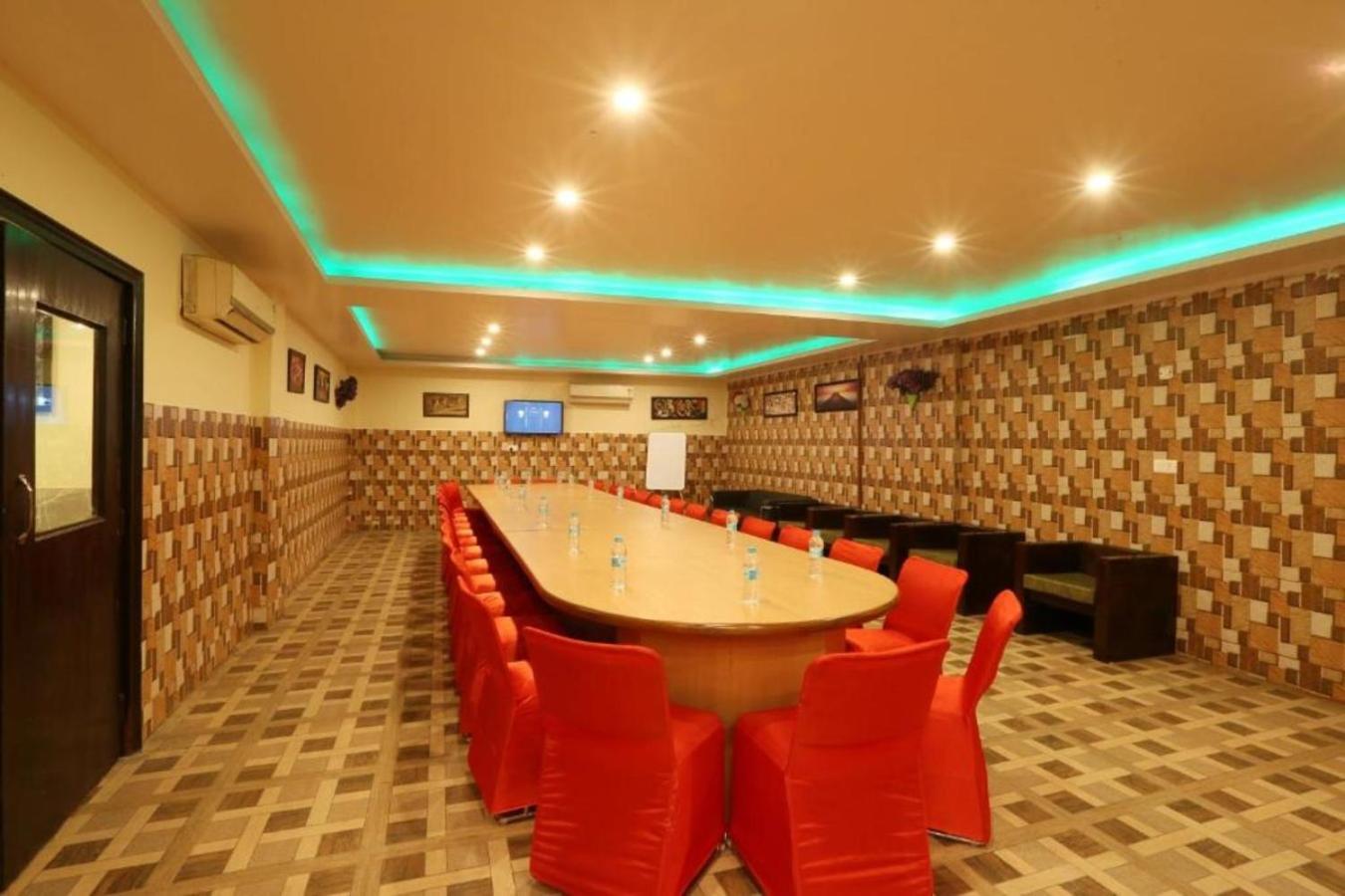 Hotel Castle Blue New Delhi Near Igi Airport Exteriör bild