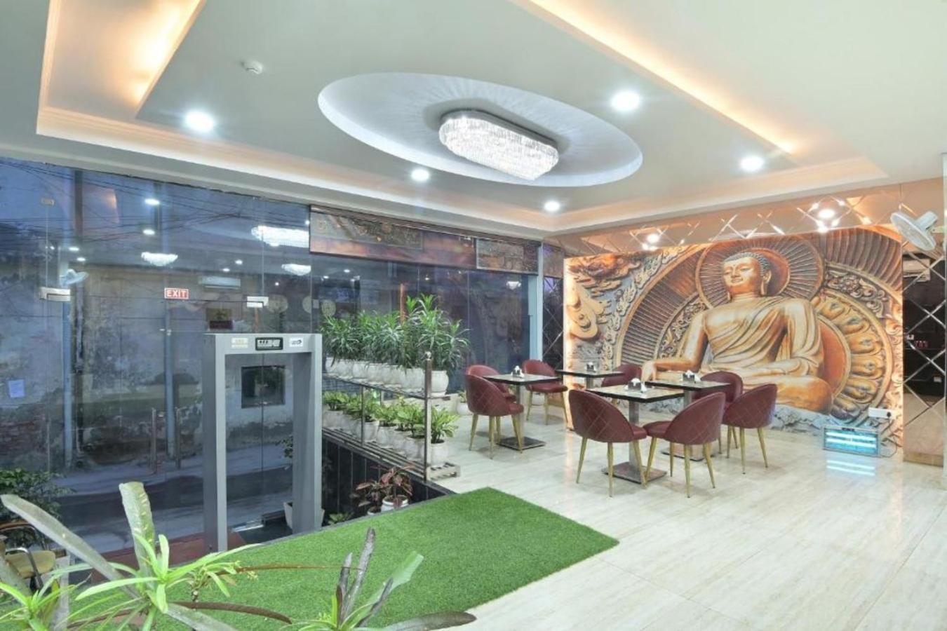 Hotel Castle Blue New Delhi Near Igi Airport Exteriör bild