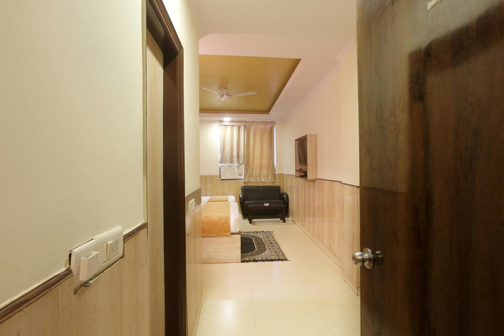 Hotel Castle Blue New Delhi Near Igi Airport Exteriör bild