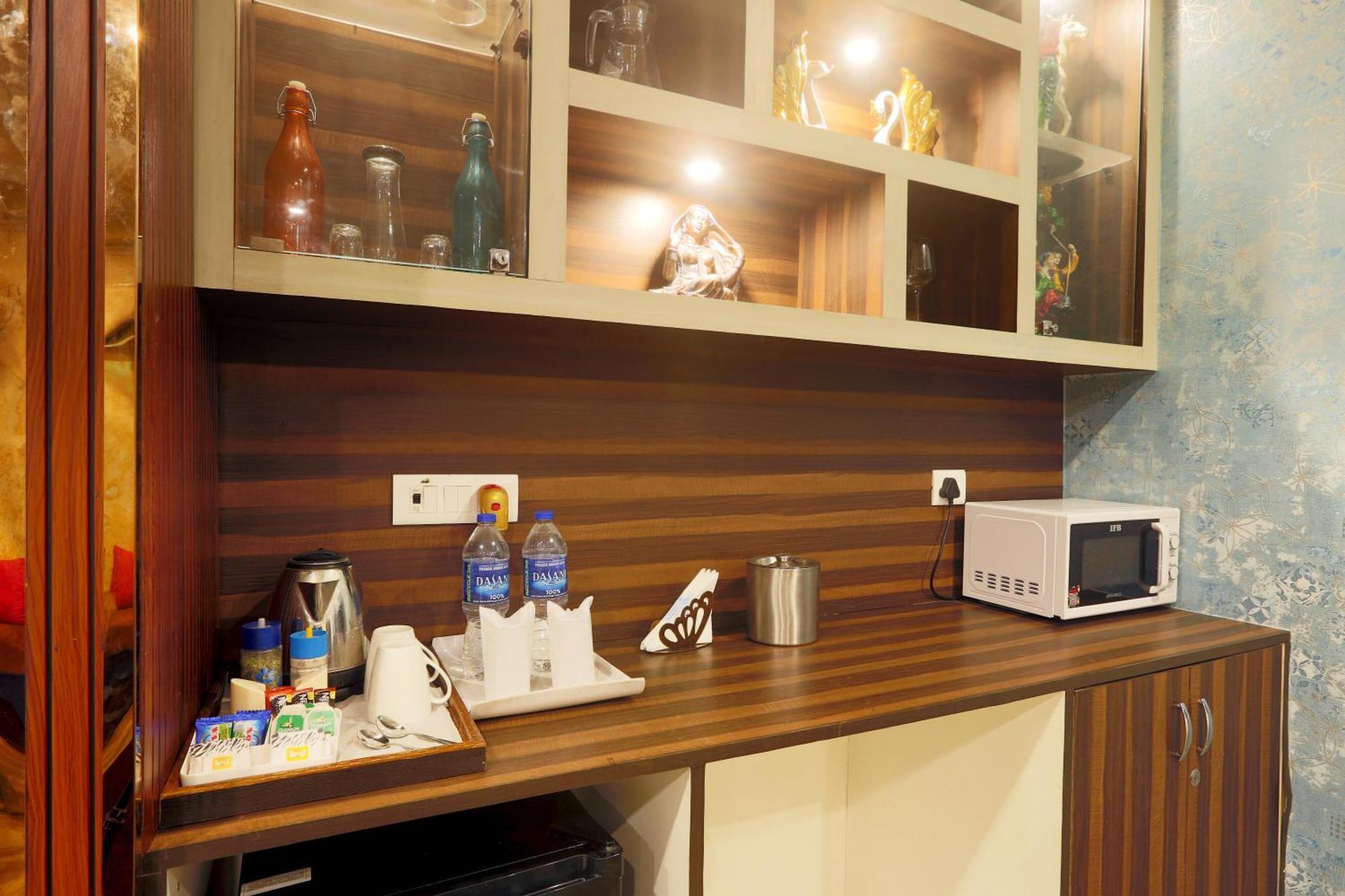 Hotel Castle Blue New Delhi Near Igi Airport Exteriör bild
