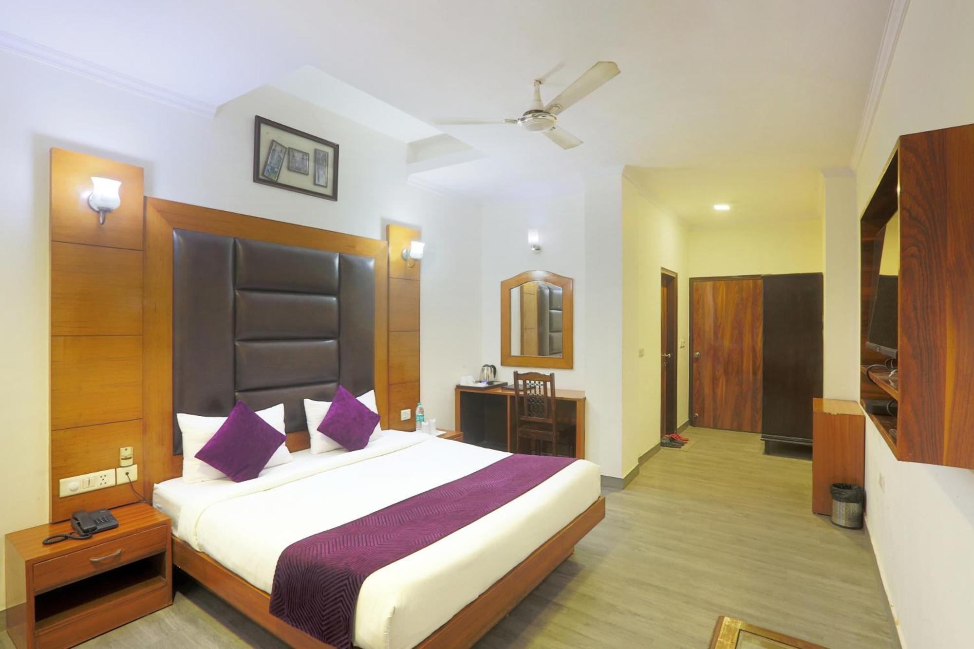 Hotel Castle Blue New Delhi Near Igi Airport Exteriör bild