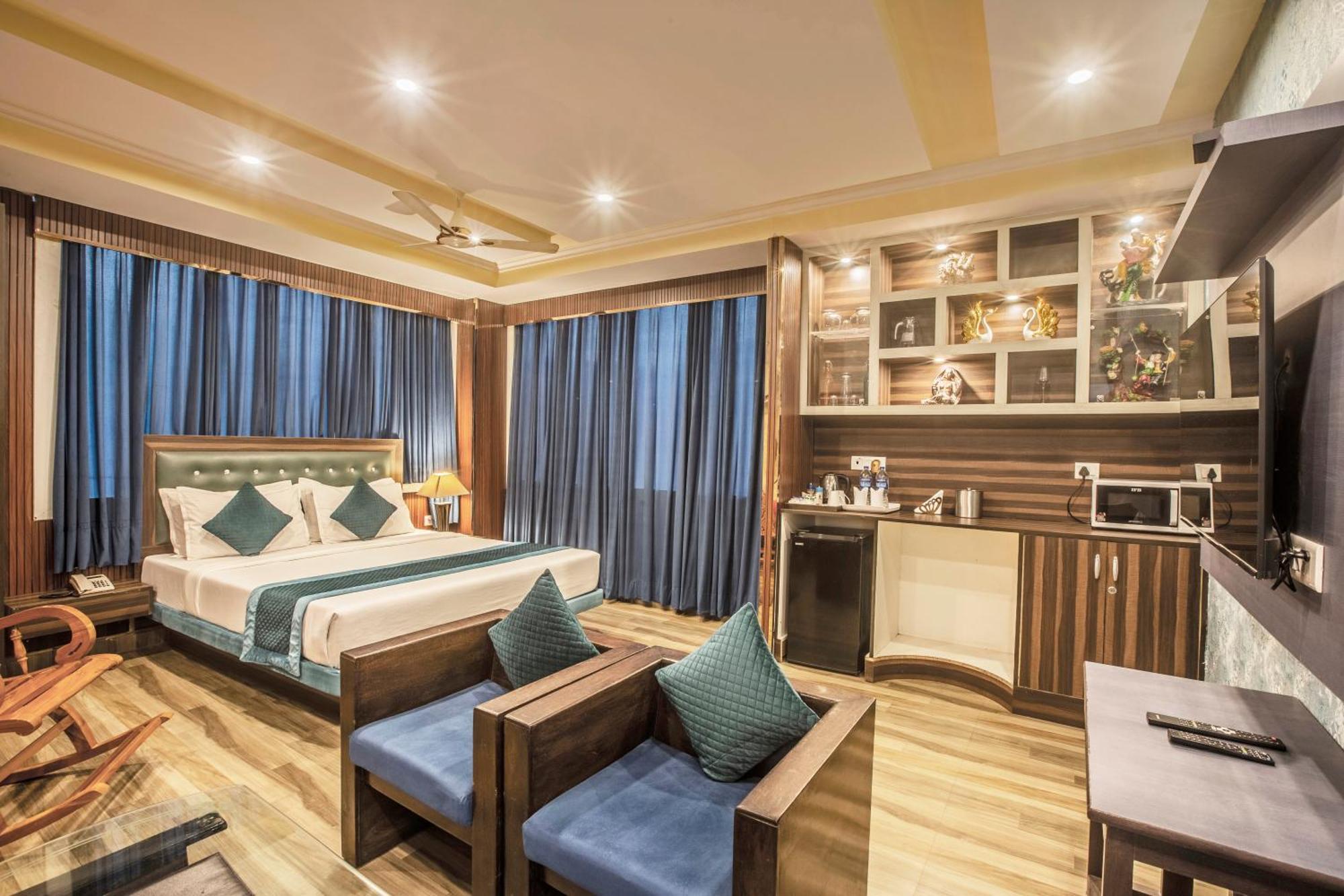 Hotel Castle Blue New Delhi Near Igi Airport Exteriör bild