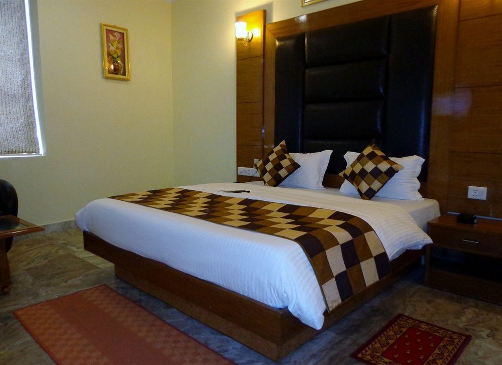 Hotel Castle Blue New Delhi Near Igi Airport Exteriör bild