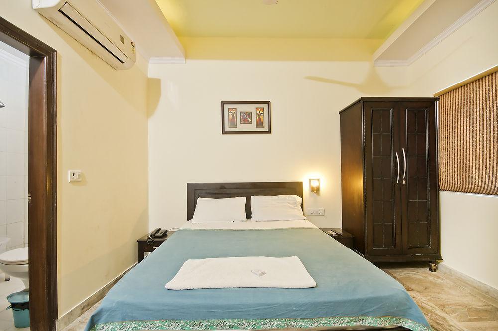 Hotel Castle Blue New Delhi Near Igi Airport Exteriör bild