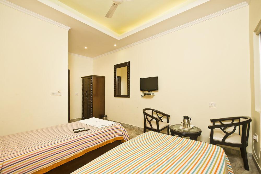 Hotel Castle Blue New Delhi Near Igi Airport Exteriör bild