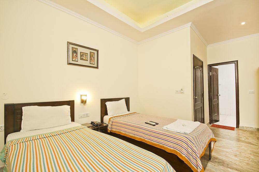 Hotel Castle Blue New Delhi Near Igi Airport Exteriör bild
