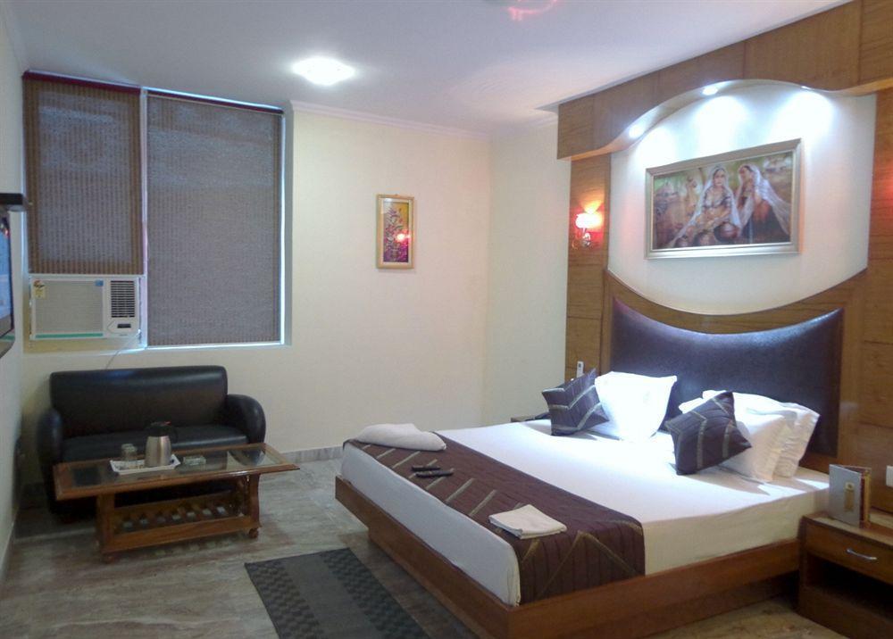 Hotel Castle Blue New Delhi Near Igi Airport Exteriör bild