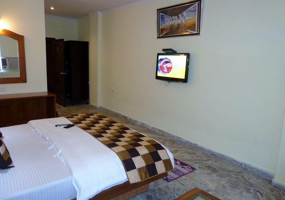 Hotel Castle Blue New Delhi Near Igi Airport Exteriör bild