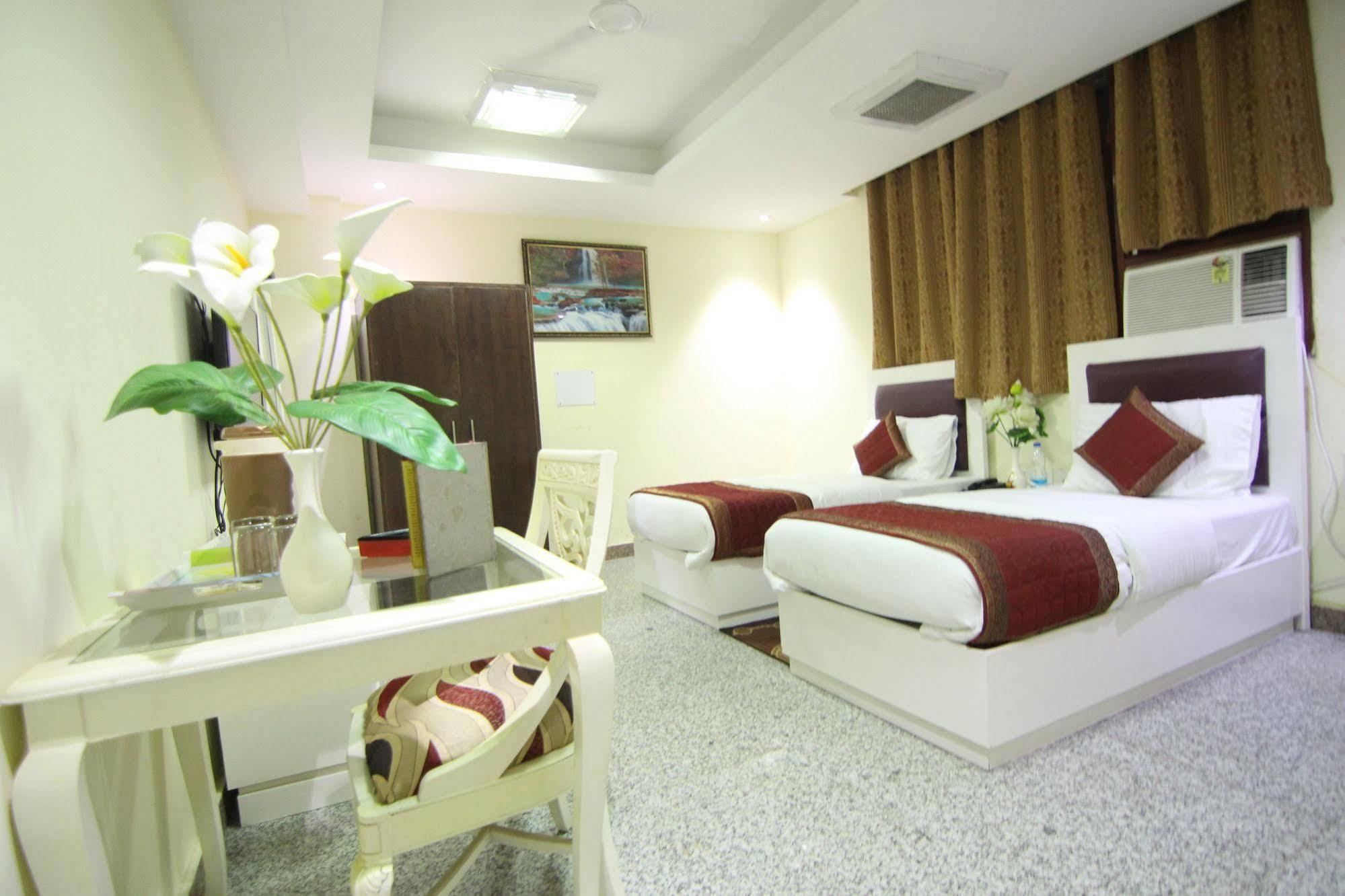 Hotel Castle Blue New Delhi Near Igi Airport Exteriör bild