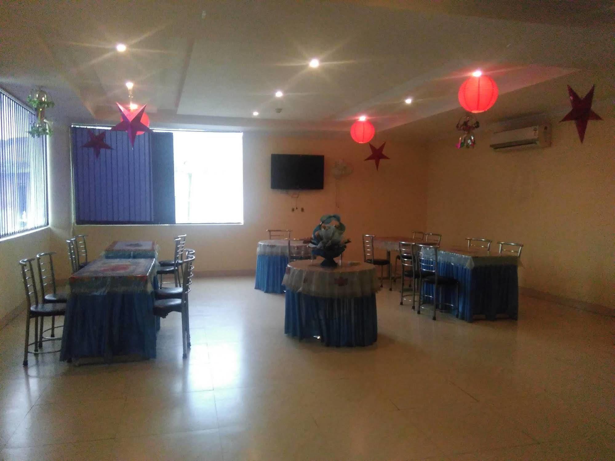 Hotel Castle Blue New Delhi Near Igi Airport Exteriör bild