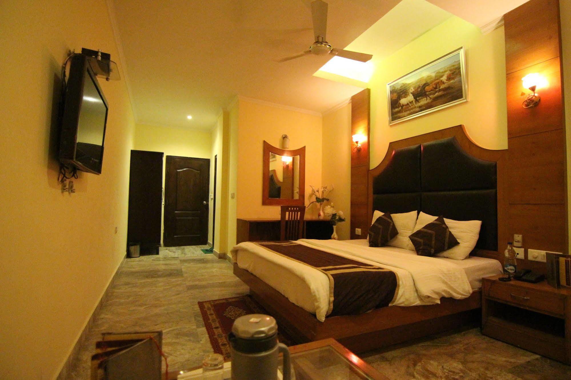 Hotel Castle Blue New Delhi Near Igi Airport Exteriör bild