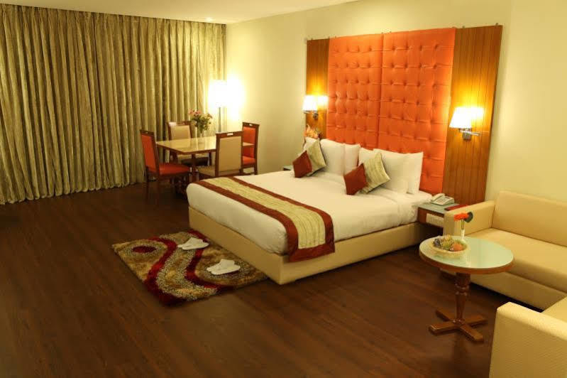 Hotel Castle Blue New Delhi Near Igi Airport Exteriör bild